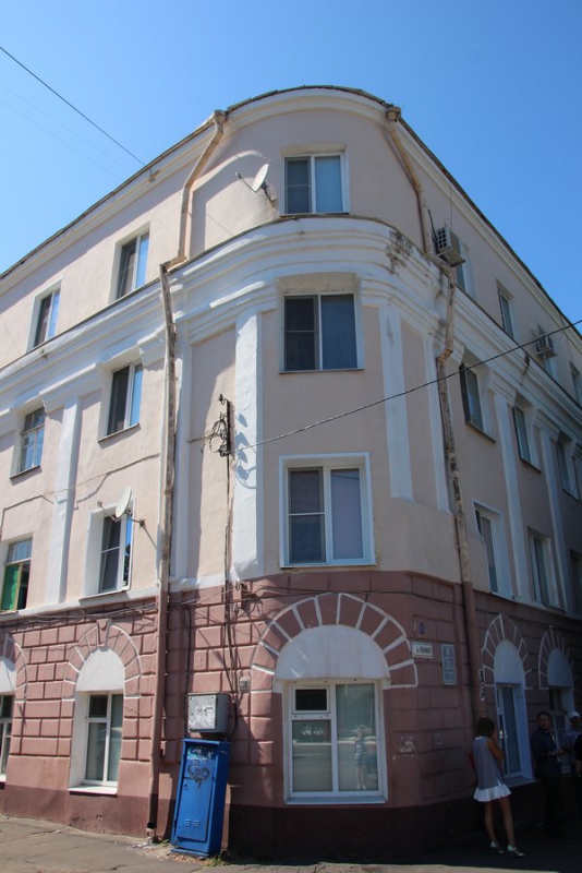 В Балашове журналистам показали балкон Троцкого, 100-летние обои и драконов