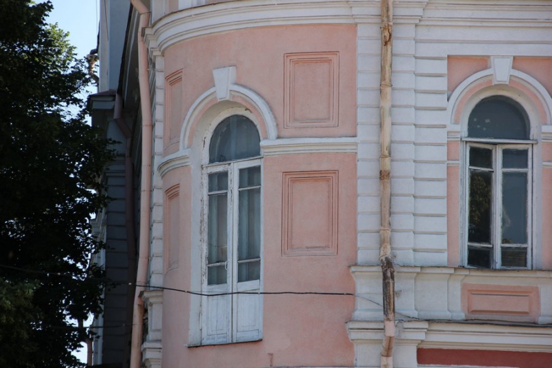 В Балашове журналистам показали балкон Троцкого, 100-летние обои и драконов