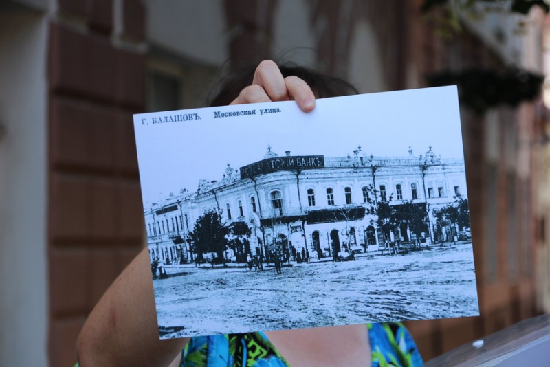 В Балашове журналистам показали балкон Троцкого, 100-летние обои и драконов