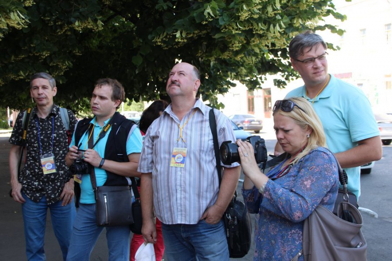 В Балашове журналистам показали балкон Троцкого, 100-летние обои и драконов