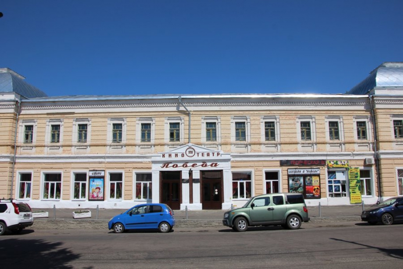 В Балашове журналистам показали балкон Троцкого, 100-летние обои и драконов
