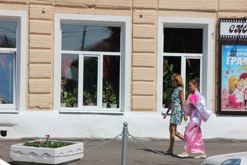 В Балашове журналистам показали балкон Троцкого, 100-летние обои и драконов