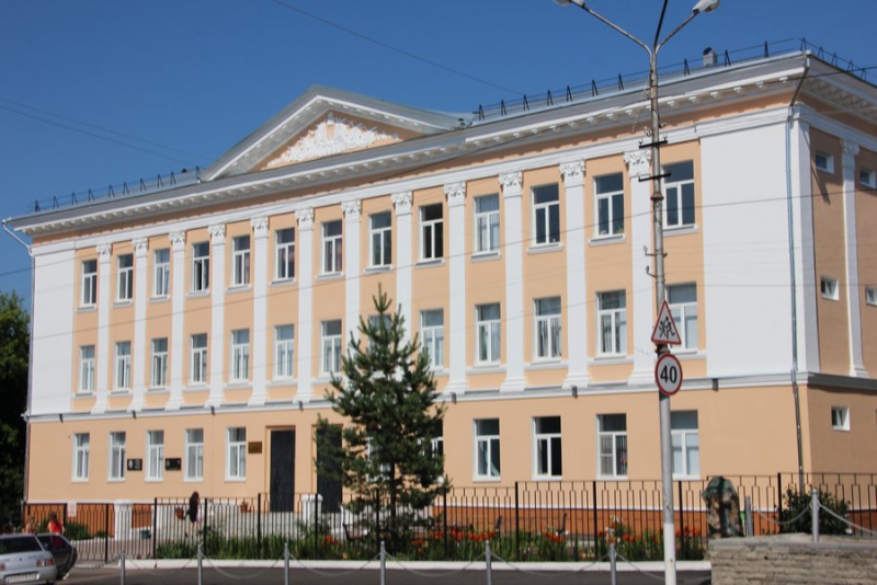 В Балашове журналистам показали балкон Троцкого, 100-летние обои и драконов