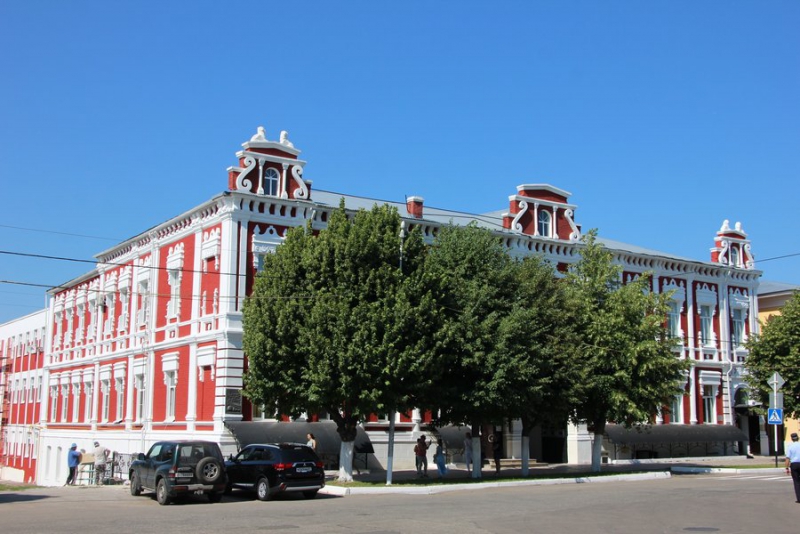 В Балашове журналистам показали балкон Троцкого, 100-летние обои и драконов