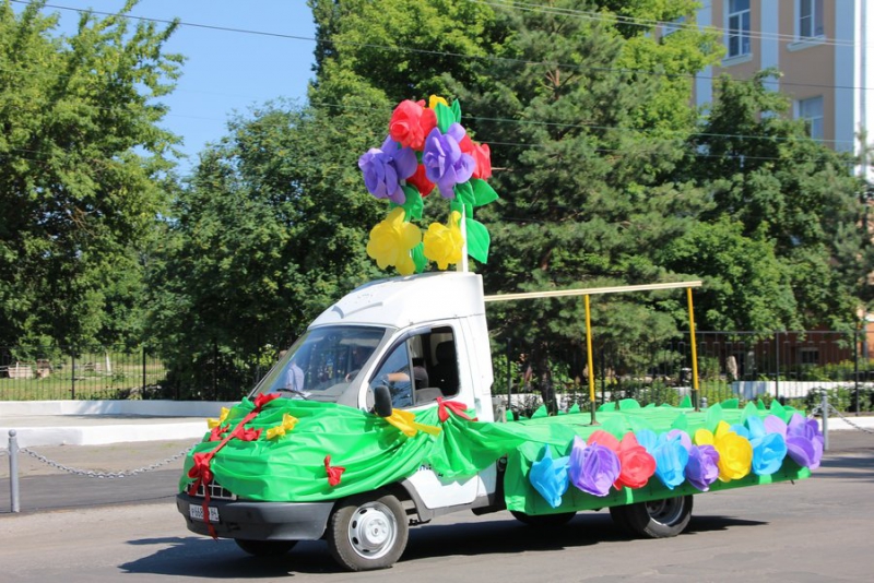 В Балашове журналистам показали балкон Троцкого, 100-летние обои и драконов