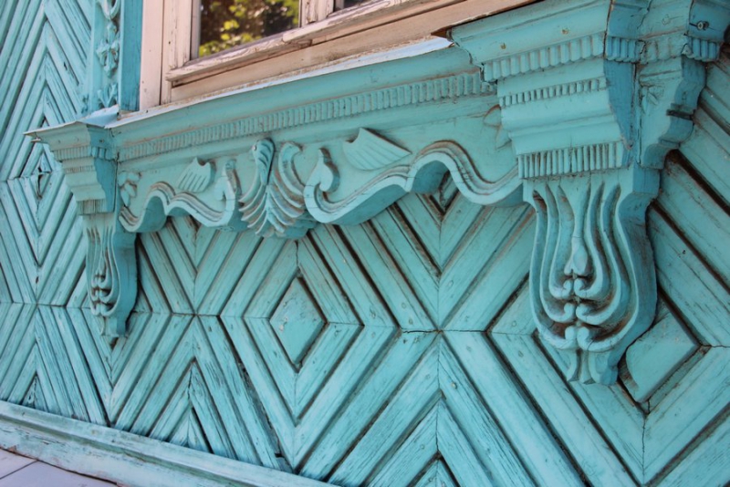 В Балашове журналистам показали балкон Троцкого, 100-летние обои и драконов