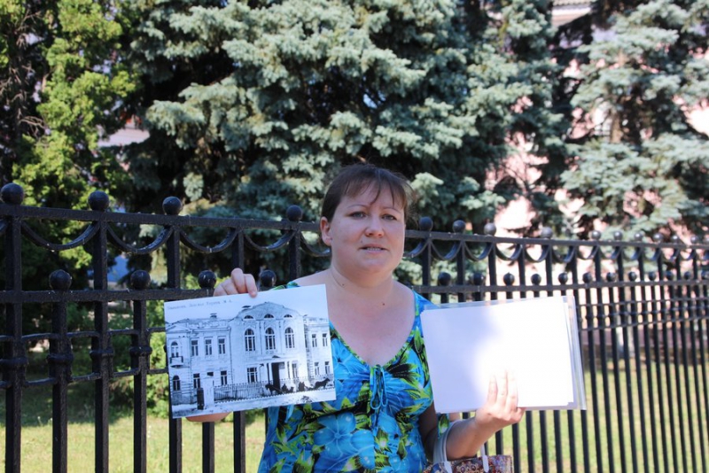 В Балашове журналистам показали балкон Троцкого, 100-летние обои и драконов