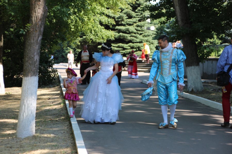 В Балашове журналистам показали балкон Троцкого, 100-летние обои и драконов