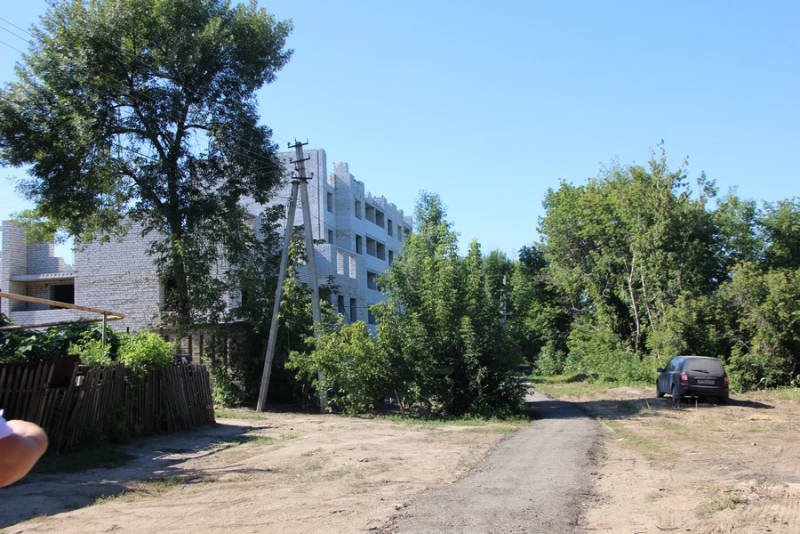 Дом для переселенцев из бараков сдадут в следующем году