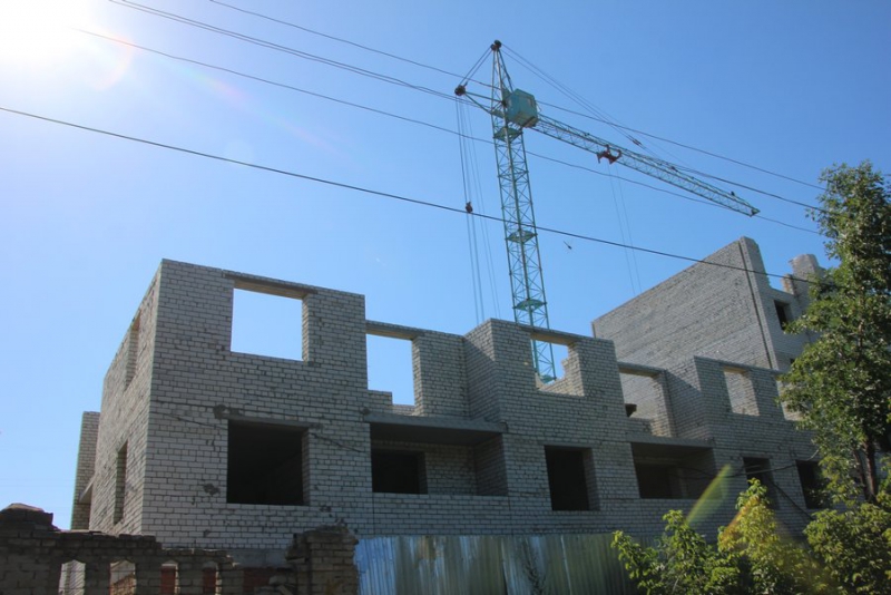 Дом для переселенцев из бараков сдадут в следующем году