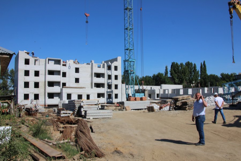 Дом для переселенцев из бараков сдадут в следующем году