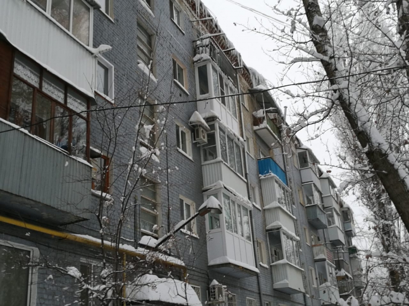 Главе Саратова внесли представление за сосульки и огромные сугробы