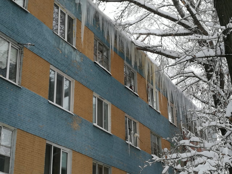 Главе Саратова внесли представление за сосульки и огромные сугробы