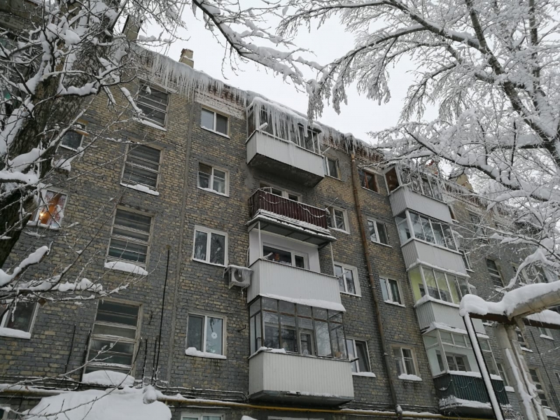 Главе Саратова внесли представление за сосульки и огромные сугробы