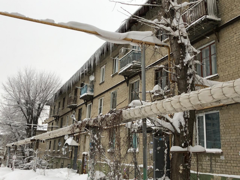 Главе Саратова внесли представление за сосульки и огромные сугробы