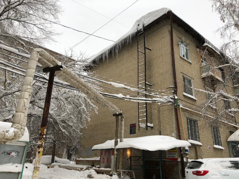 Главе Саратова внесли представление за сосульки и огромные сугробы