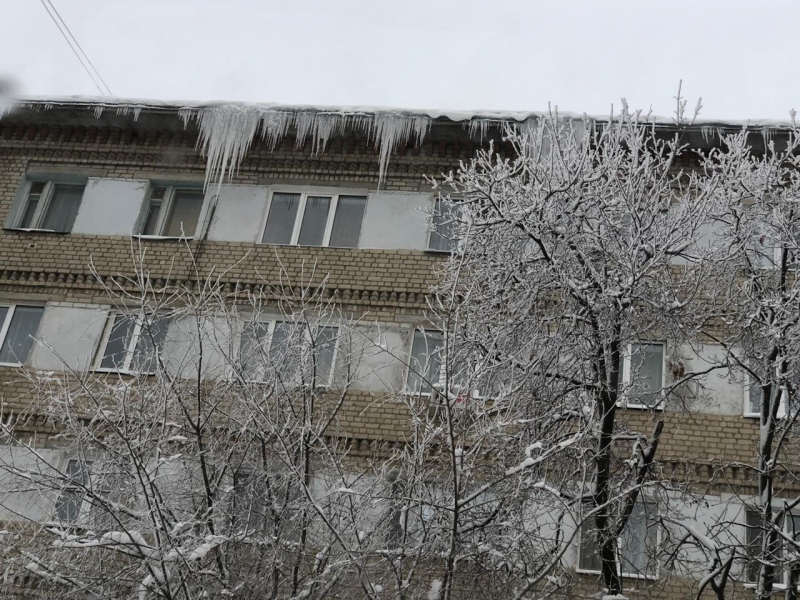 Главе Саратова внесли представление за сосульки и огромные сугробы