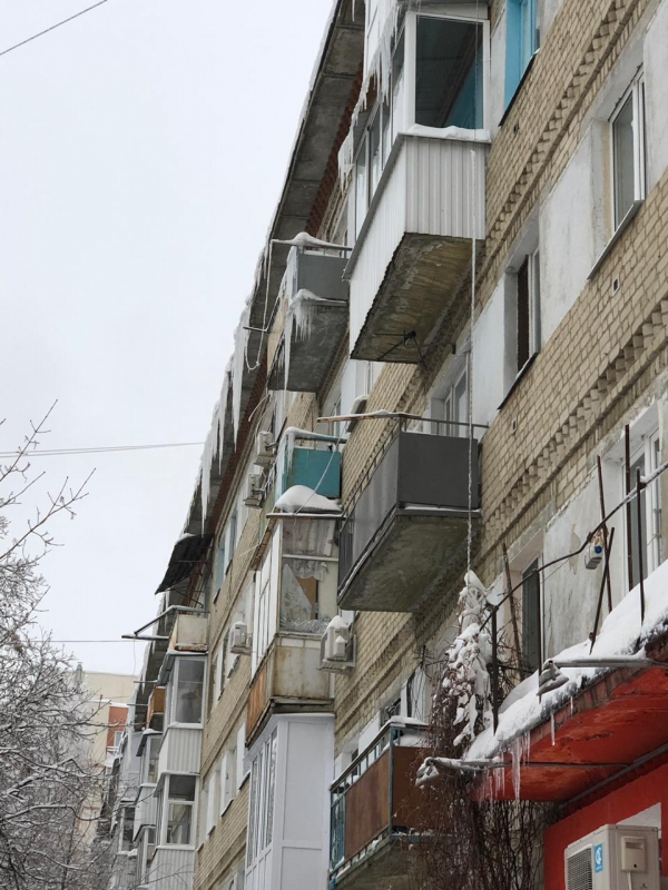 Главе Саратова внесли представление за сосульки и огромные сугробы