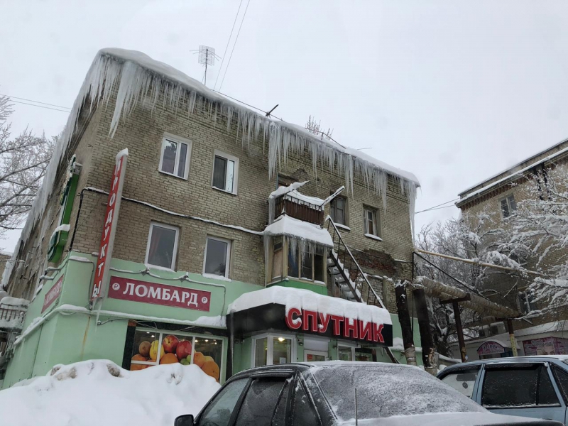 Главе Саратова внесли представление за сосульки и огромные сугробы