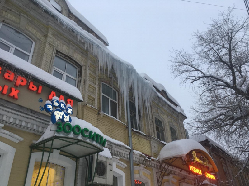 Главе Саратова внесли представление за сосульки и огромные сугробы