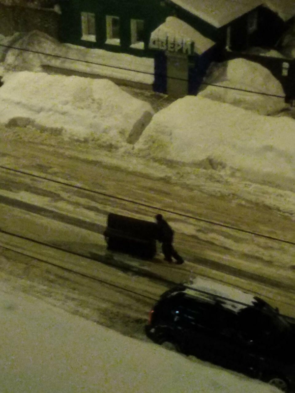 Ночью по улице Саратова гулял мужчина с пианино