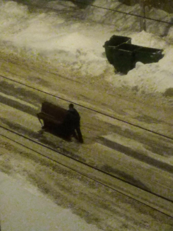 Ночью по улице Саратова гулял мужчина с пианино