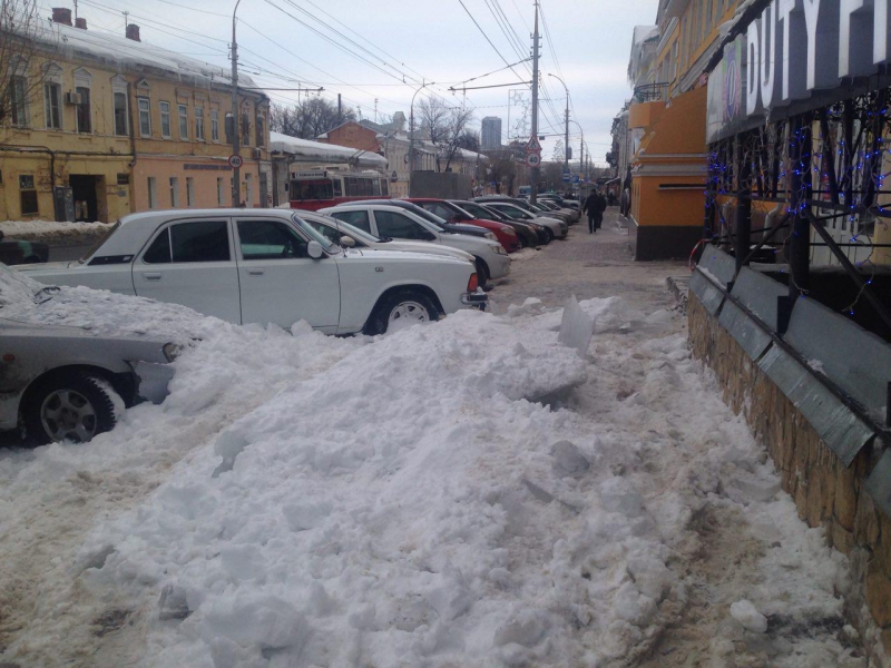На Московской снег и лед рухнул на автомобиль