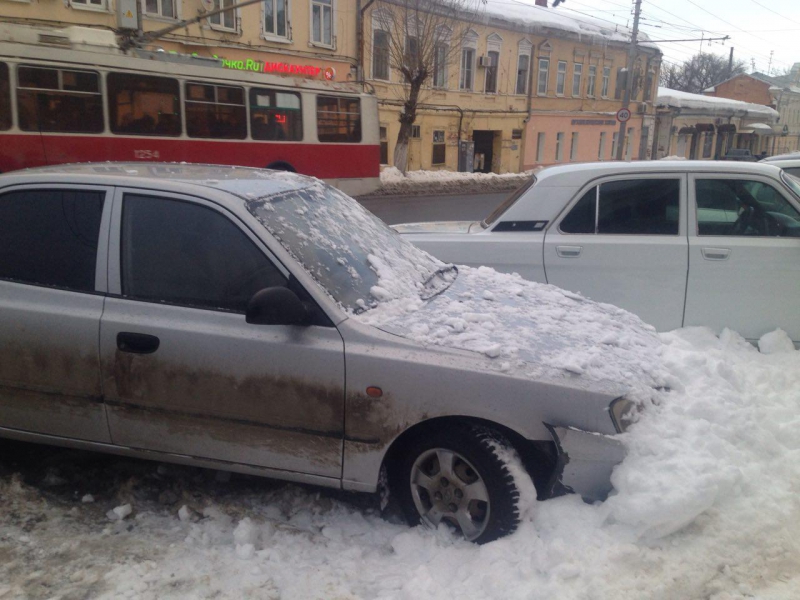 На Московской снег и лед рухнул на автомобиль