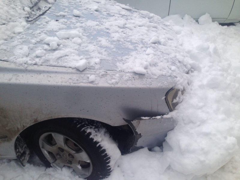 На Московской снег и лед рухнул на автомобиль