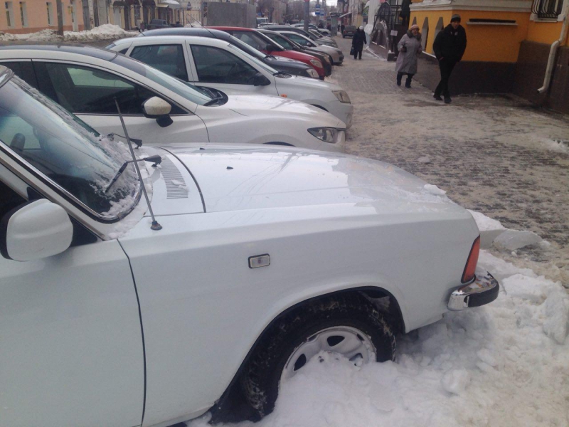 На Московской снег и лед рухнул на автомобиль