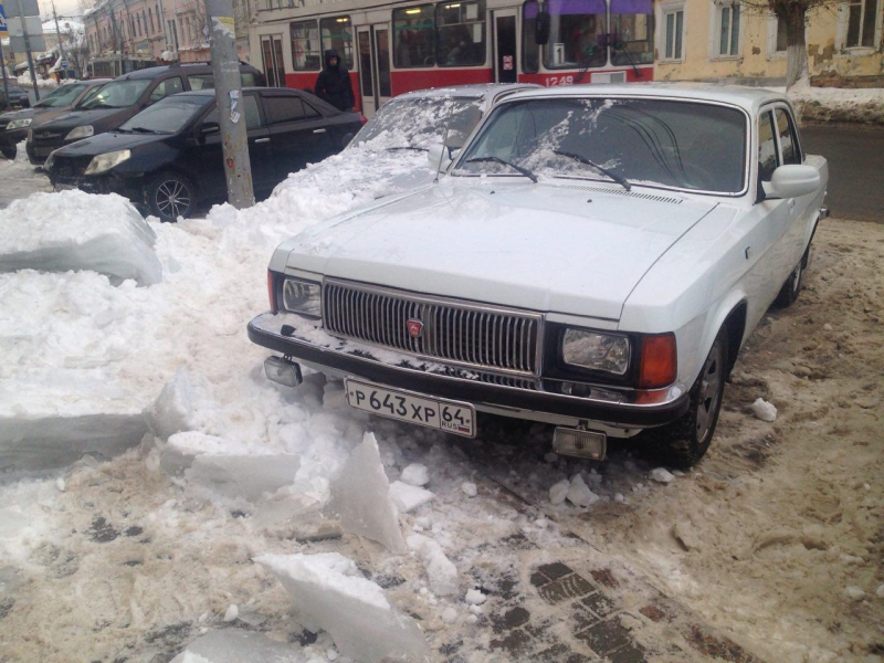 На Московской снег и лед рухнул на автомобиль