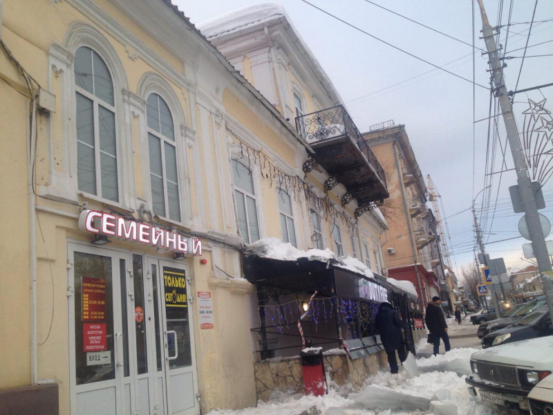 На Московской снег и лед рухнул на автомобиль