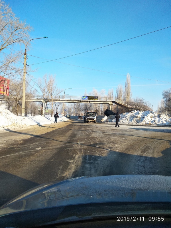 В Балакове «Приора» врезалась в снежный вал и перевернулась