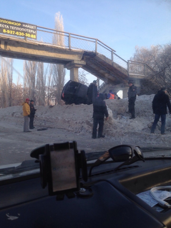 В Балакове «Приора» врезалась в снежный вал и перевернулась