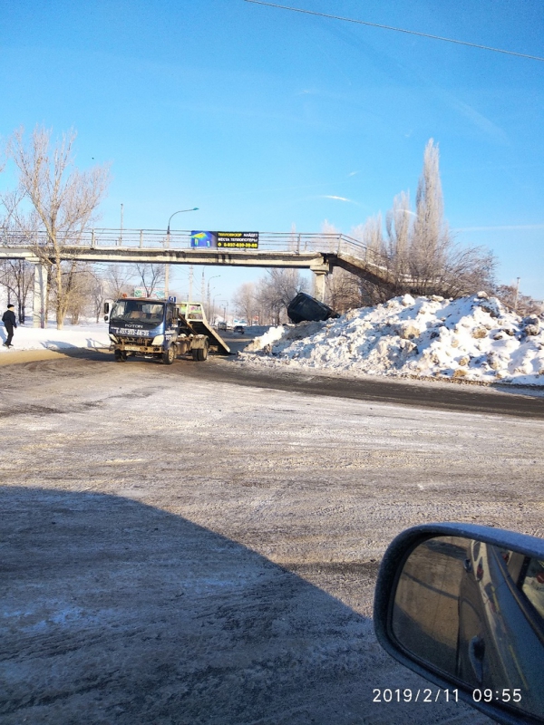 В Балакове «Приора» врезалась в снежный вал и перевернулась