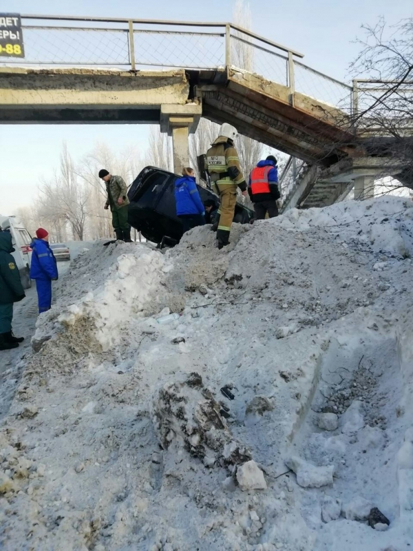 В Балакове «Приора» врезалась в снежный вал и перевернулась