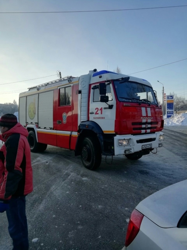 В Балакове «Приора» врезалась в снежный вал и перевернулась