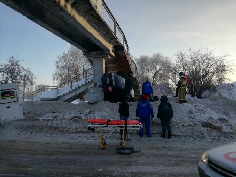 В Балакове «Приора» врезалась в снежный вал и перевернулась