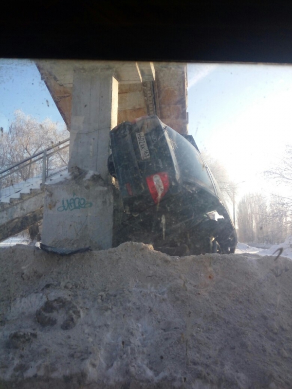 В Балакове «Приора» врезалась в снежный вал и перевернулась