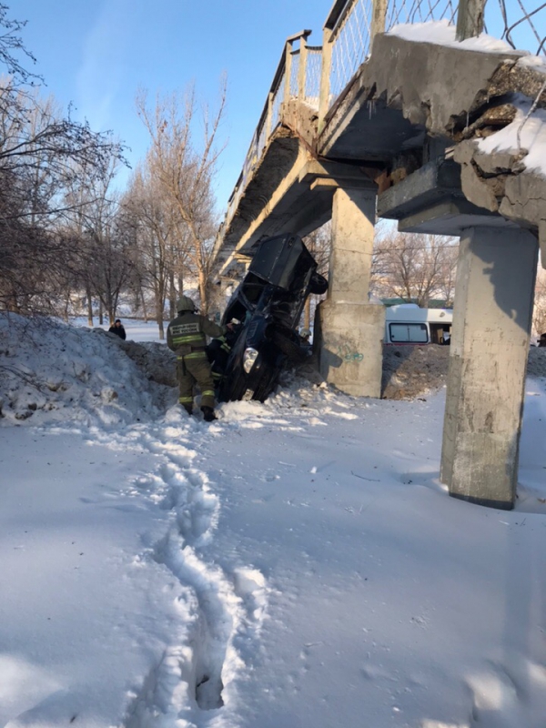 В Балакове «Приора» врезалась в снежный вал и перевернулась