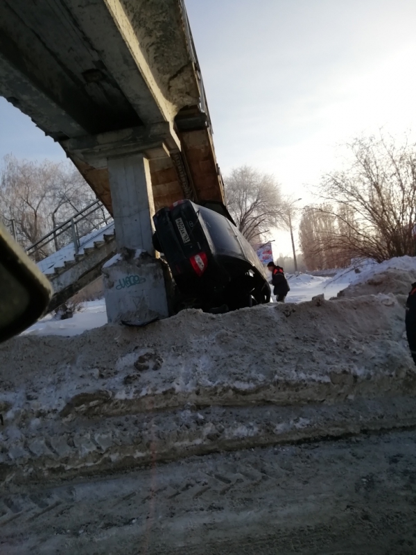 В Балакове «Приора» врезалась в снежный вал и перевернулась