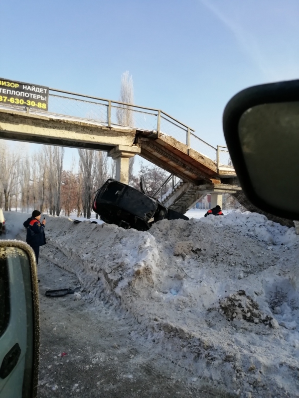 В Балакове «Приора» врезалась в снежный вал и перевернулась