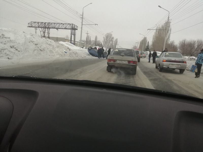 В Балакове перевернулся «Шевроле» с автоледи