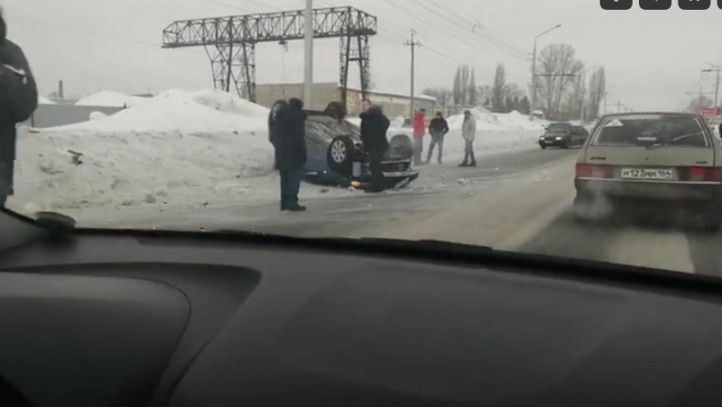 В Балакове перевернулся «Шевроле» с автоледи