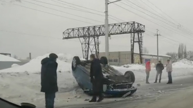 В Балакове перевернулся «Шевроле» с автоледи