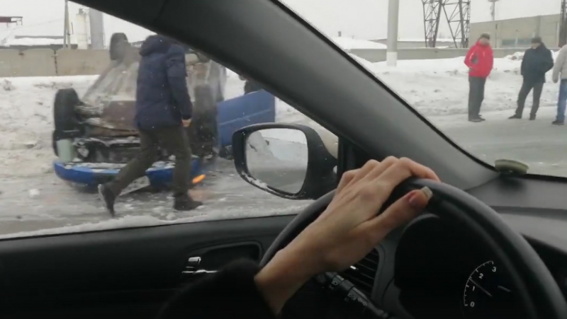 В Балакове перевернулся «Шевроле» с автоледи