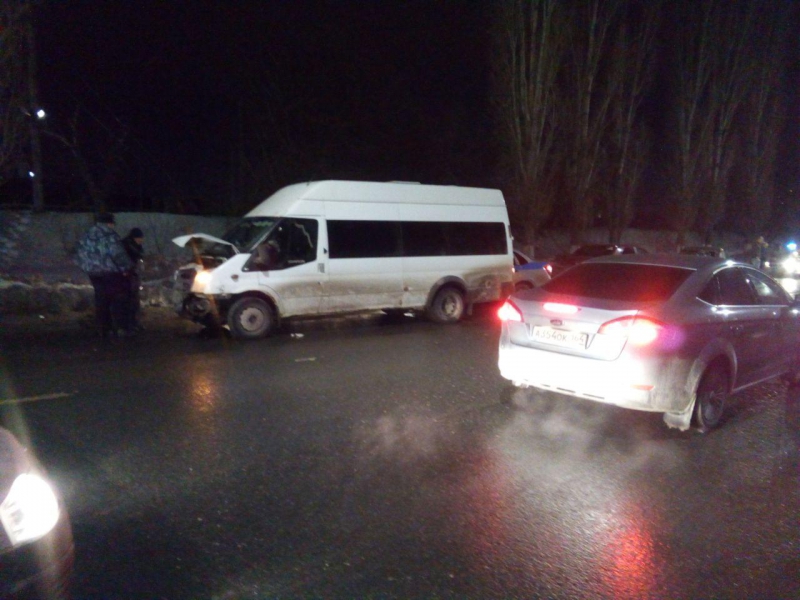 В Саратове около 10 человек пострадали в массовом ДТП с участием маршрутки