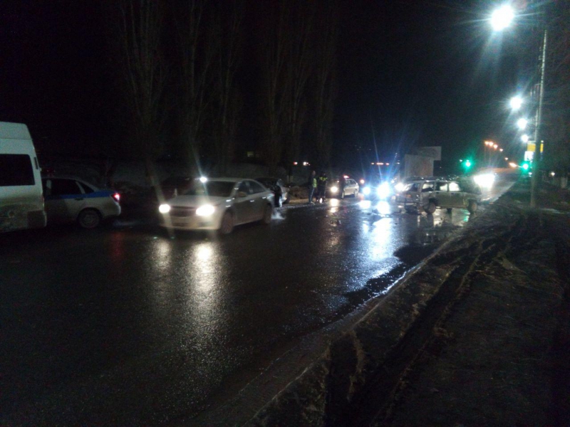 В Саратове около 10 человек пострадали в массовом ДТП с участием маршрутки