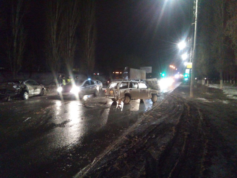 В Саратове около 10 человек пострадали в массовом ДТП с участием маршрутки