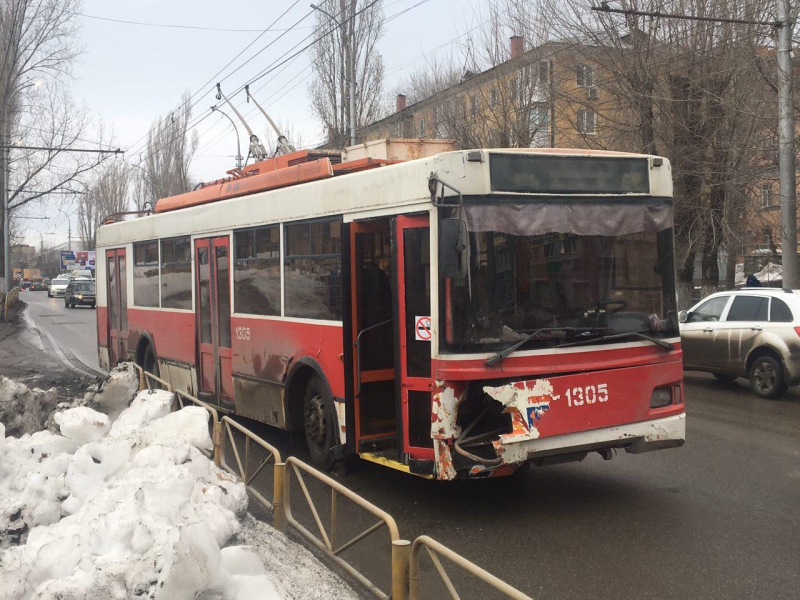 На Чернышевского троллейбус снес забор